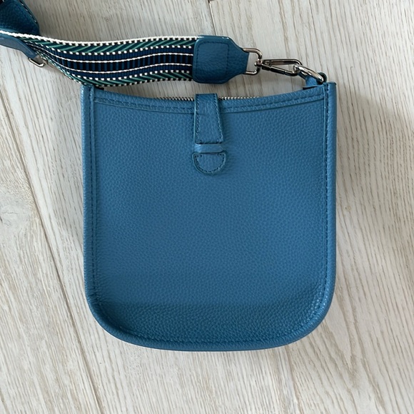 Small cross body purse. - Picture 3 of 7